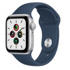 Apple Watch SE, 40 мм, корпус из алюминия серебристого цвета спортивный ремешок цвета «синий омут»